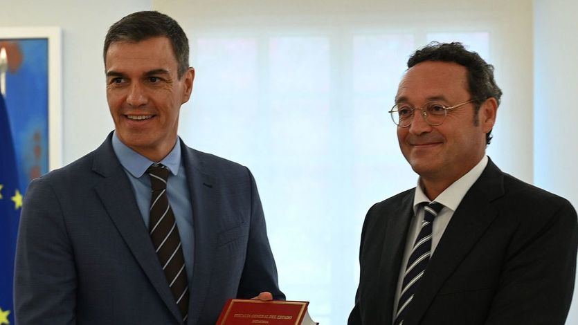 El fiscal general del Estado, Álvaro García Ortiz, con Pedro Sánchez