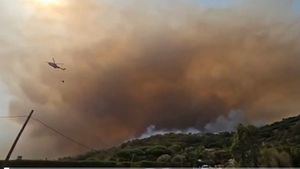 El viento complica la extinción del fuego en Galicia y Tarifa, donde van por 1.550 desalojados