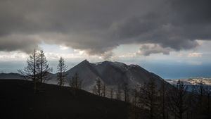 Casi todas las personas que limpiaron la ceniza del volcán de La Palma presentan problemas de salud