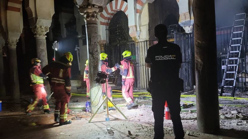 Bomberos en la Mezquita de Córdoba