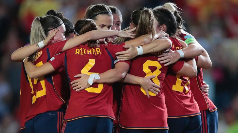 La selección española femenina celebrando un gol