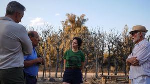 El recado de Ayuso a Puente sobre los incendios: "Twitter para otro momento, ahora corresponde ayudar"
