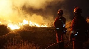 Las bomberos forestales denuncian su situación en plena crisis nacional de incendios