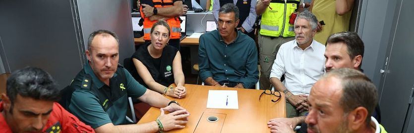 Pedro Sánchez, Fernando Grande-Marlaska y María Guardiola en el incendio de Jarilla