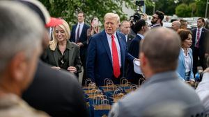 Trump recula en su plan de patrullar Washington y se limita a dar pizza y hamburguesas a los agentes