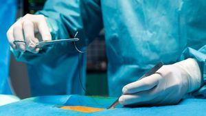 Detenido en Alicante por operar a su padre de 95 años en su domicilio: murió por una sepsis