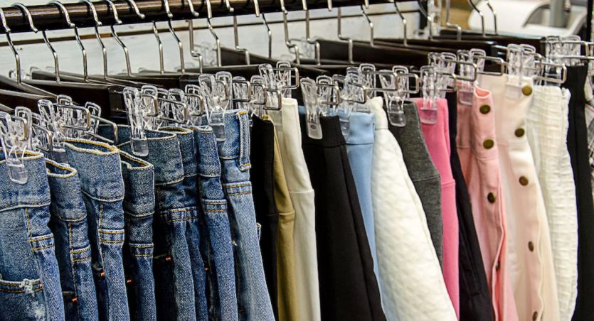 Tendencias en pantalones de mujer: estilos, tejidos y acabados que se llevan en 2025