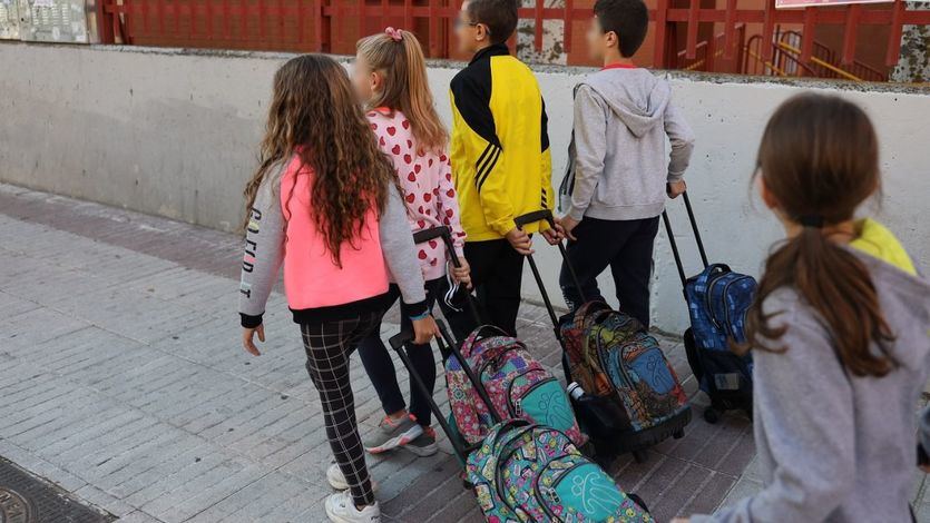 Niños yendo al colegio