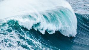 El impresionante oleaje que deja el huracán Erin en España