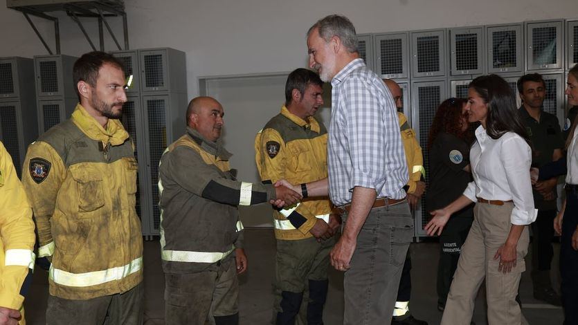 Los Reyes saludando a los bomberos en Ourense