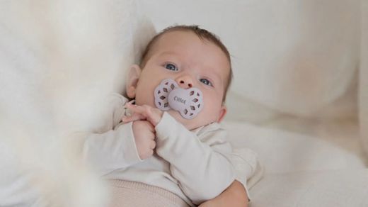 Chupete fisiológico o anatómico: ¿cuál es mejor para tu bebé? ¿Chupete Simétrico o Anatómico: Cuál es Mejor para tu Bebé?