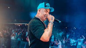 El cantante que gritó que odiaba "a los rojos" se disculpa... pero sólo a medias