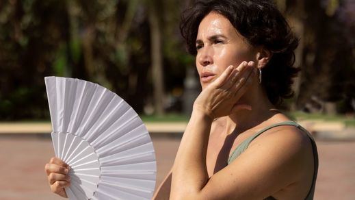 Mujer con abanico-días de calor