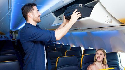 Maletas en un avión de Ryanair 