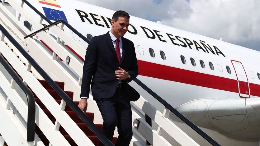Pedro Sánchez, bajando del avión presidencial Falcon de la Fuerza Aérea Española