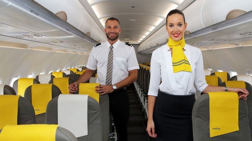 Un piloto y una azafata de Vueling