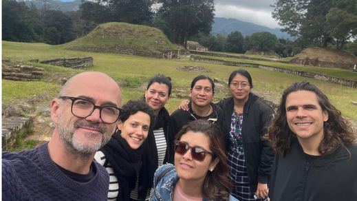 Toni Pino, a la izquierda, y Antonio Lizana, a la derecha, con Cecilia Krull, Sheila Blanco y artistas guatemaltecas.