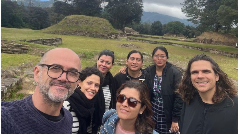 Toni Pino, a la izquierda, y Antonio Lizana, a la derecha, con Cecilia Krull, Sheila Blanco y artistas guatemaltecas.