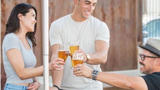 Personas tomando cerveza