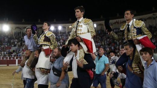 Los tres coletudos fueron sacados a hombros, junto al ganadero, al térnino dell festejo.