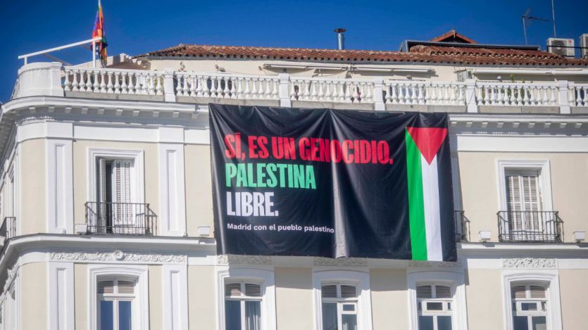 La pancarta propalestina colgada en Sol