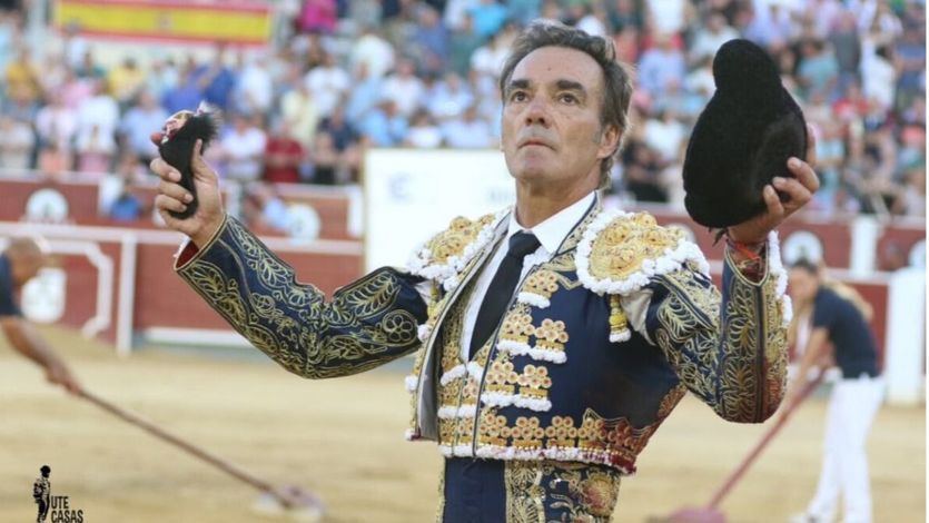 El Cid dando la vuelta al ruedo con la oreja que cortó a su segundo toro.