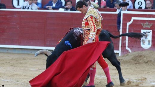 Natural de Daniel Luque a su segundo toro al que cortó una oreja.