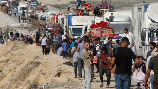 Palestinos huyendo de Gaza