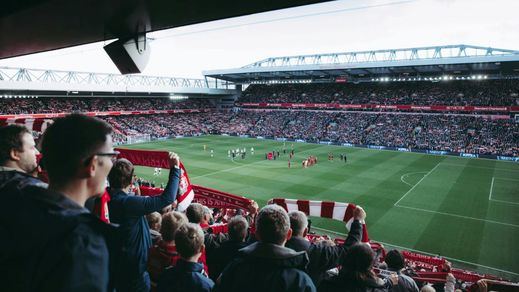 Anfield estadio del Liverpool durante un partido de fútbol