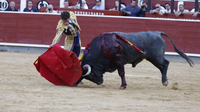 Un momento de la faena de Rubén Pinar al cuarto de la tarde.