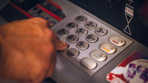 Sacando dinero en un cajero automático
