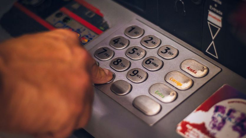Sacando dinero en un cajero automático