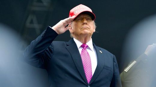 Donald Trump saluda a las tropas