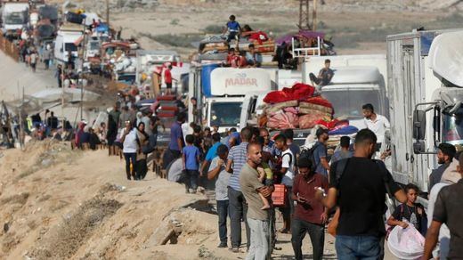 Palestinos huyendo de Gaza