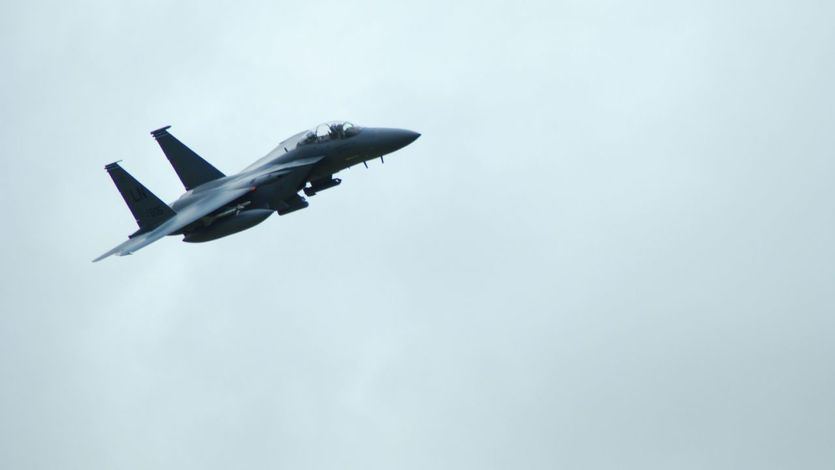 Un avión militar