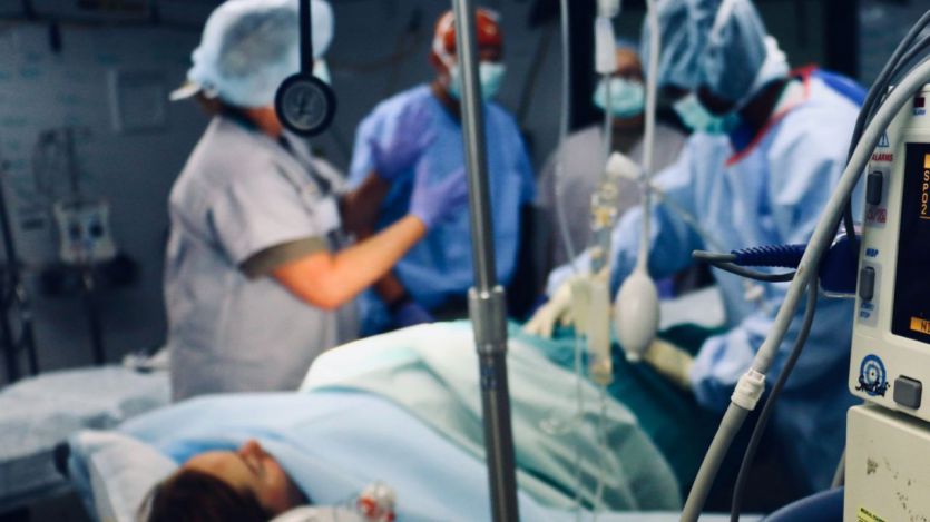 Médicos en un quirófano