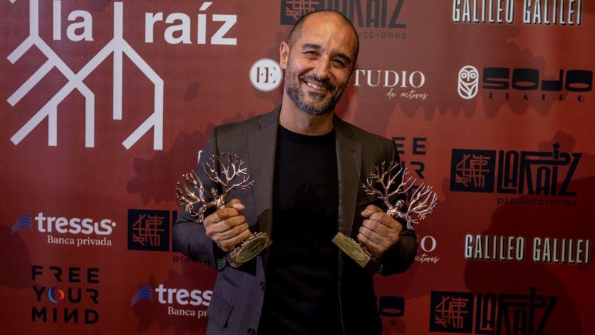 Ignacio Nacho posa con los dos galardones que recogió.