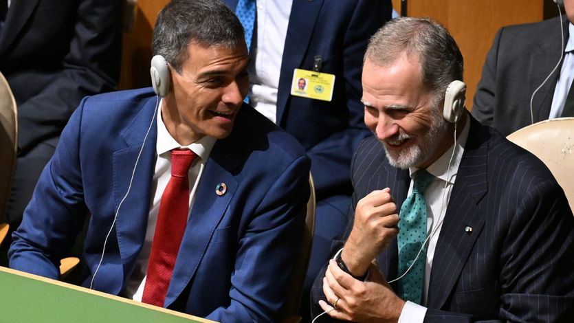 Pedro Sánchez, junto al rey Felipe VI
