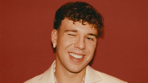 El artista Quevedo, posando para una promo