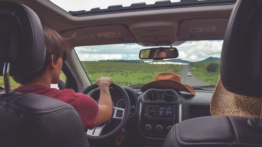 Un conductor en el coche