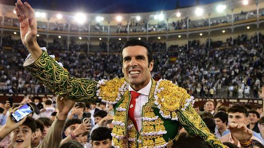 Emilio de Justo saluda feliz camino de la Puerta Grande de Las Ventas.
