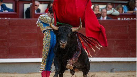 Uno de los estatuarios con que Víctor Hernández inició su faena con el toro al que cortó una oreja.