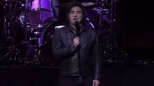 Javier Milei se da un baño de masas cantando en un concierto de rock para promocionar su libro