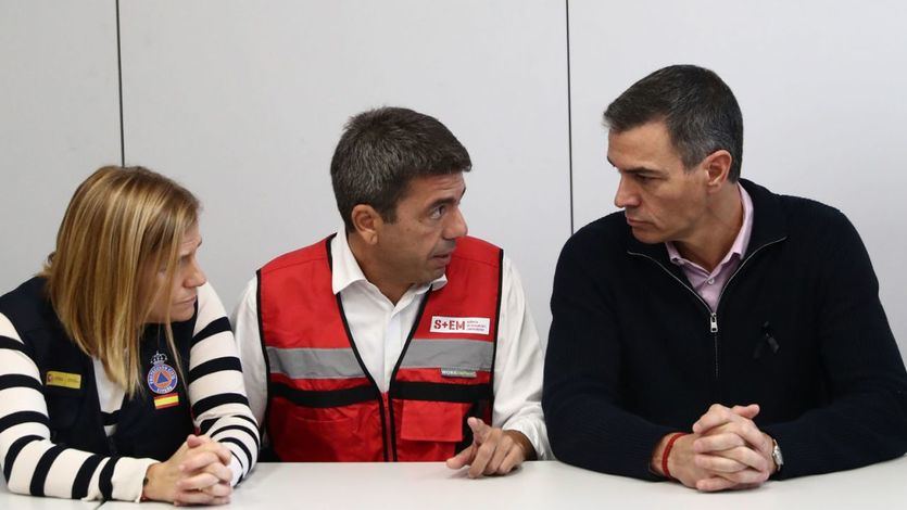 Sánchez, con el presidente de la Generalitat Valenciana, Carlos Mazón, y la delegada del Gobierno en la Comunidad Valenciana, Pilar Bernabé, en el CECOPI