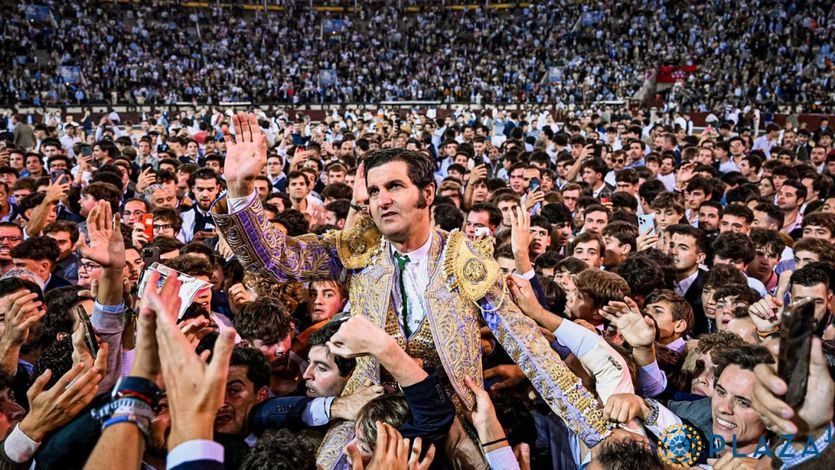 Morante, en volandas de un gentío camino de la Puerta Grande de Las Ventas.