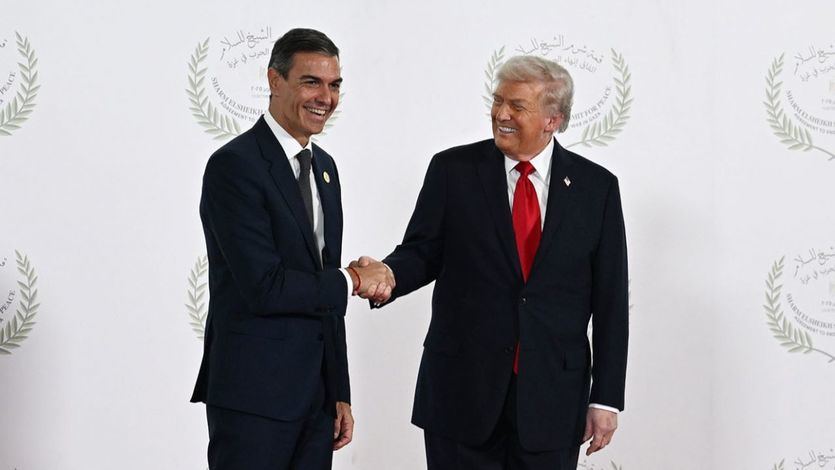 Pedro Sánchez y Donald Trump se dan la mano