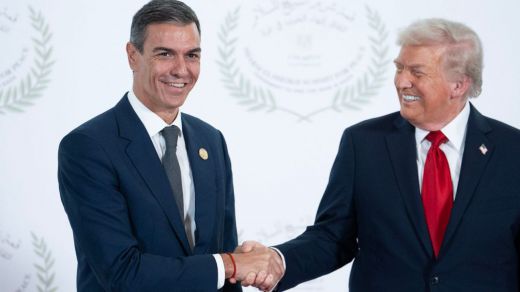 Pedro Sánchez y Donald Trump se dan la mano