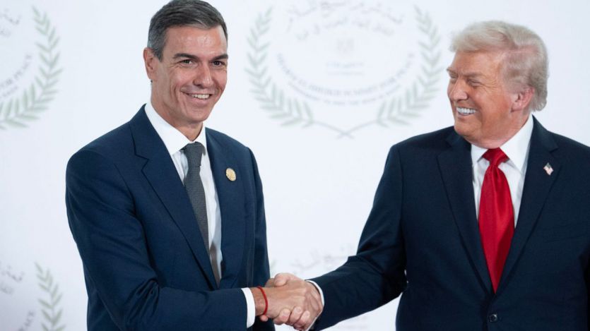 Pedro Sánchez y Donald Trump se dan la mano