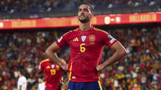 Mikel Merino celebra un gol con la Selección