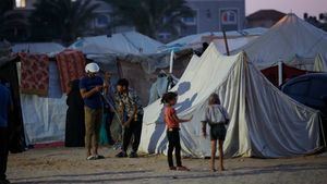 Israel recibe 4 nuevos rehenes muertos y levanta el veto a la ayuda humanitaria en Gaza